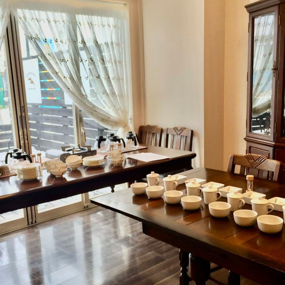 ティーエキスパート協会　取得者の活躍　福島県郡山市紅茶館の紅茶比べの準備をしている写真